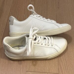 Classic Veja Women’s White Sneakers 38 / 7